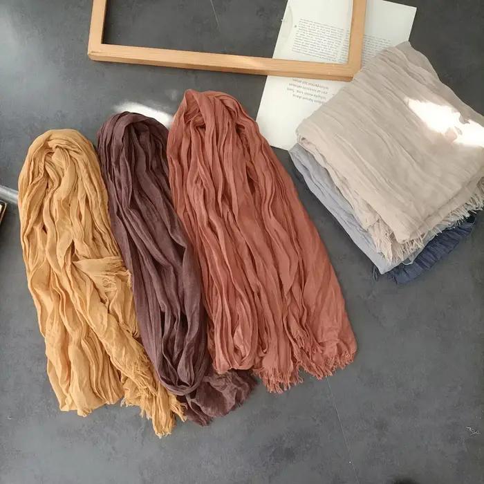 Écharpe pour femme en polyester tricoté avec texture littéraire plissée bord brut multifonctionnelle pour toutes les saisons occasions spéciales