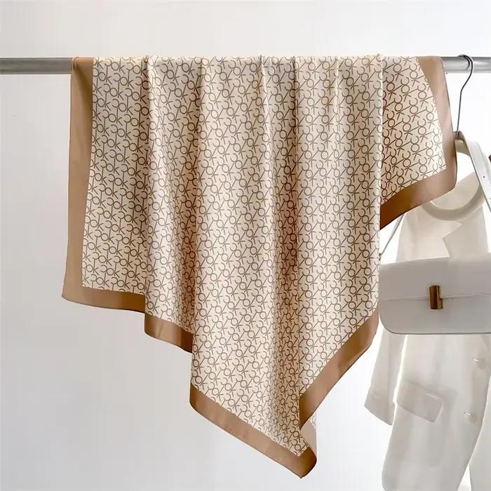 Foulard en polyester à lettres imprimées pour femmes, élégant et moderne, idéal pour toutes les occasions printanières et estivales