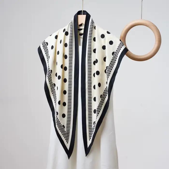 Écharpe Triangle Imprimée À Pois Couleur Café Simple Ceinture Polyvalente Mode Écharpe Diagonale Soie Haute Qualité Pour Femmes Occasions Spéciales