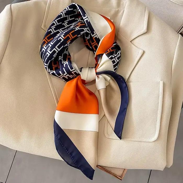 Foulard carré HYKMAIYW pour femmes, polyester luxueux, design des quatre saisons, protection solaire, plage, décontracté, style chic et moderne