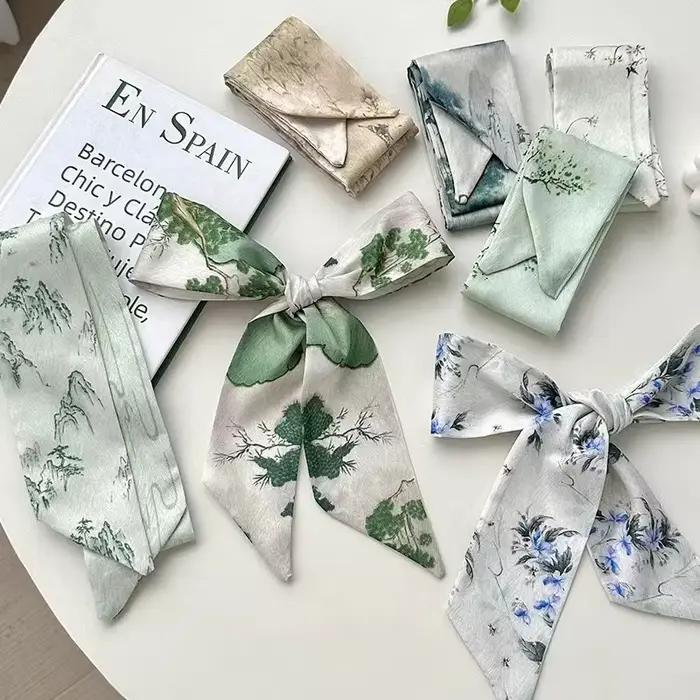 Foulard en soie minimaliste avec nœud
