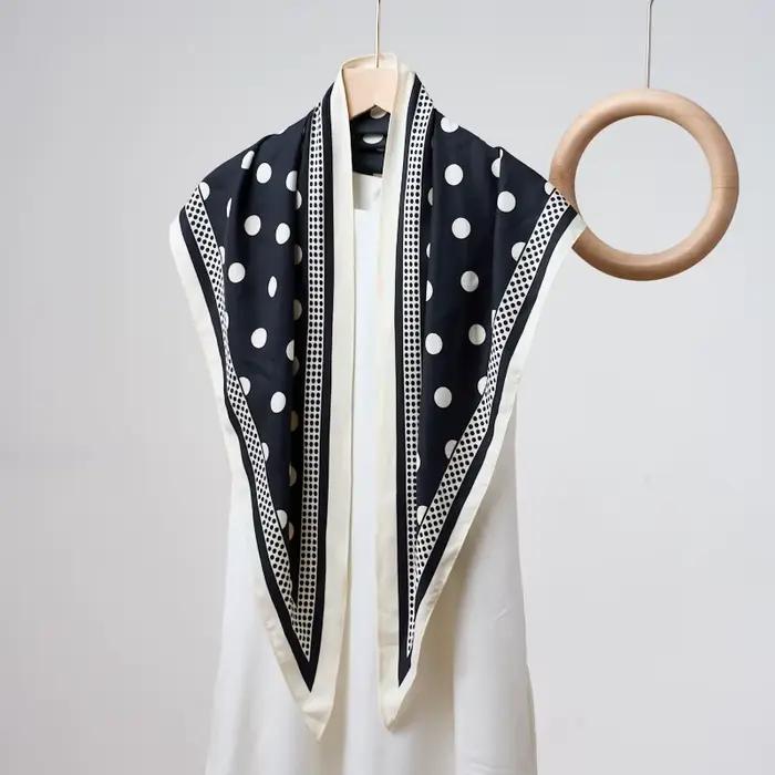 Écharpe Triangle Imprimée À Pois Couleur Café Simple Ceinture Polyvalente Mode Écharpe Diagonale Soie Haute Qualité Pour Femmes Occasions Spéciales