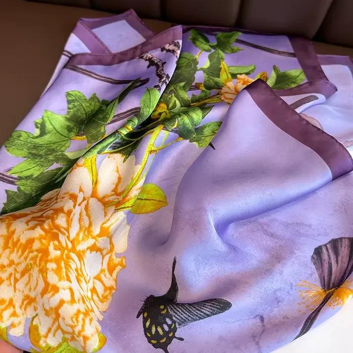 Foulard imprimé floral violet pour femmes et hommes élégant et décoratif pour toutes les saisons et occasions sociales