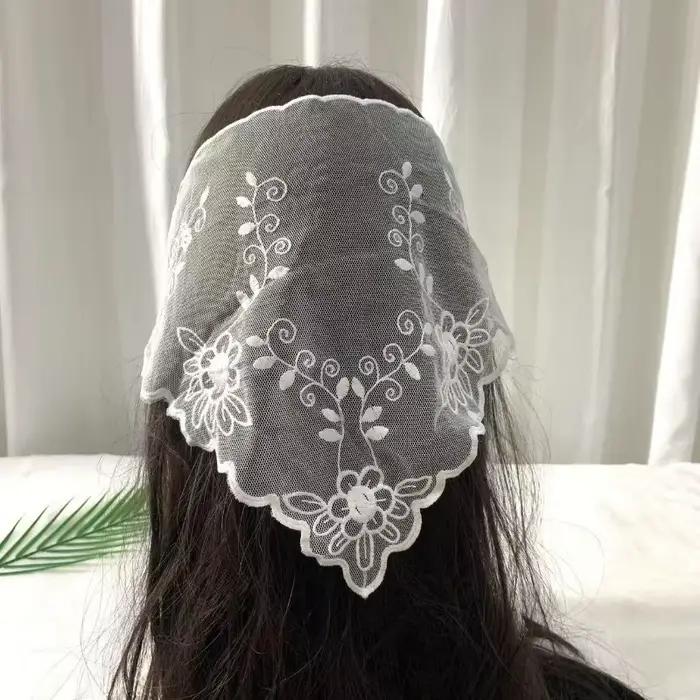Foulard triangulaire en dentelle