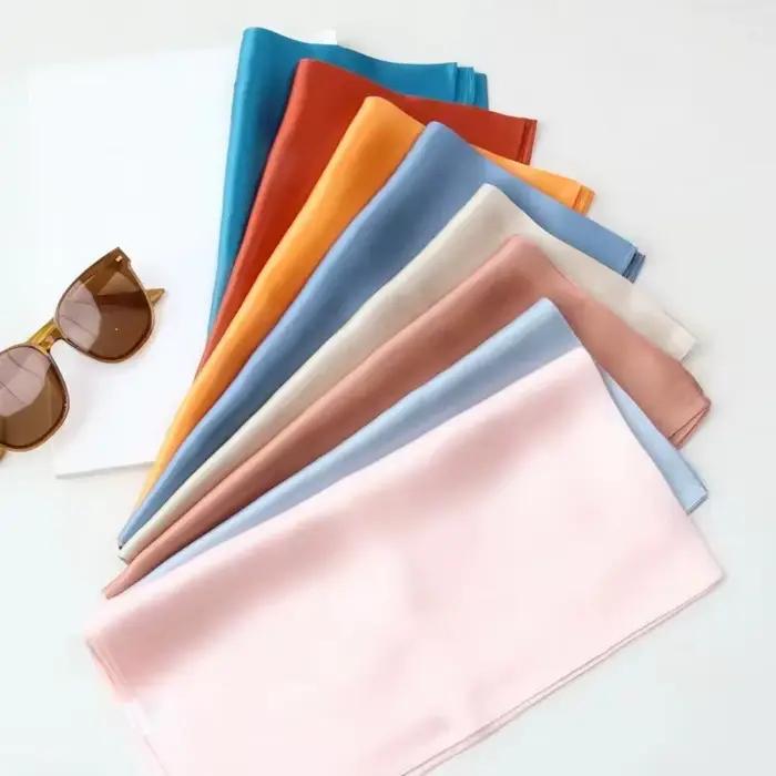 Foulard en soie 100% pour femmes style novelty taille 70x70cm pour mariage et occasions spéciales multicolore soyeux polyvalent