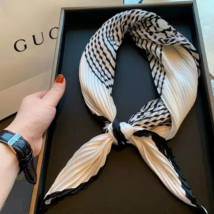 Foulard plissé à imprimé floral