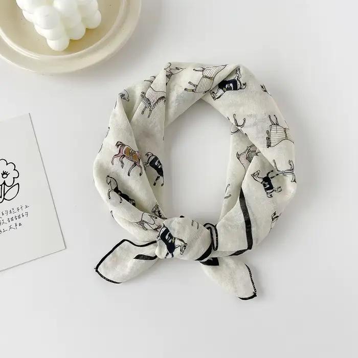 Foulard carré en coton riche pour femmes, imprimé floral, léger et chic, idéal pour sorties estivales et occasions spéciales