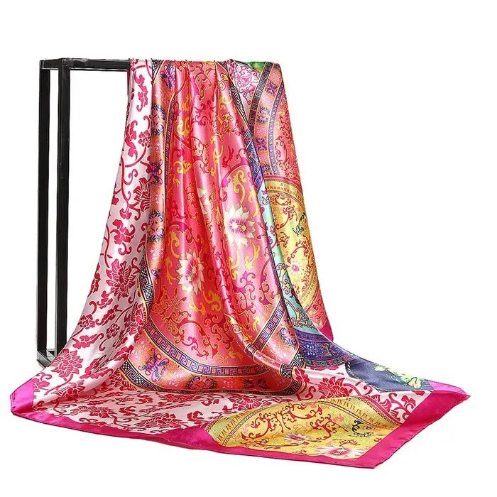 Foulard carré en soie de 90 cm pour femme