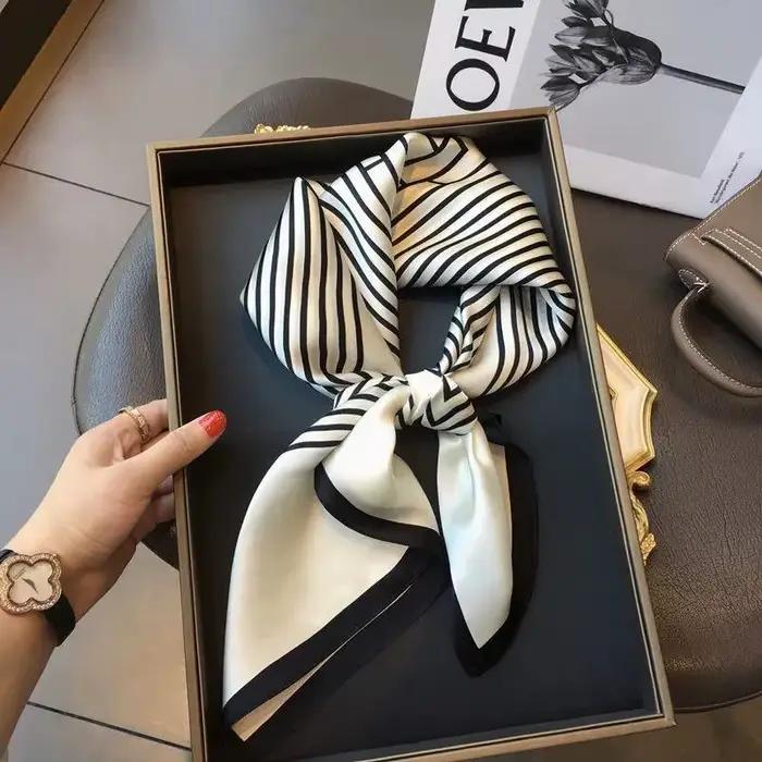 Femmes version coréenne de rayures simples brocart forgeage 70 cm petite écharpe carrée foulard