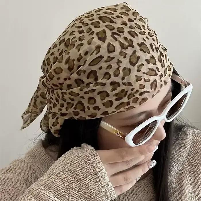 Foulard carré rétro imprimé léopard pour femmes