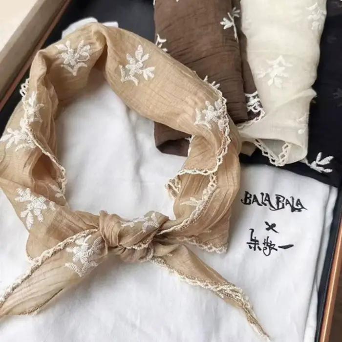 Écharpe triangulaire en dentelle française pour femme