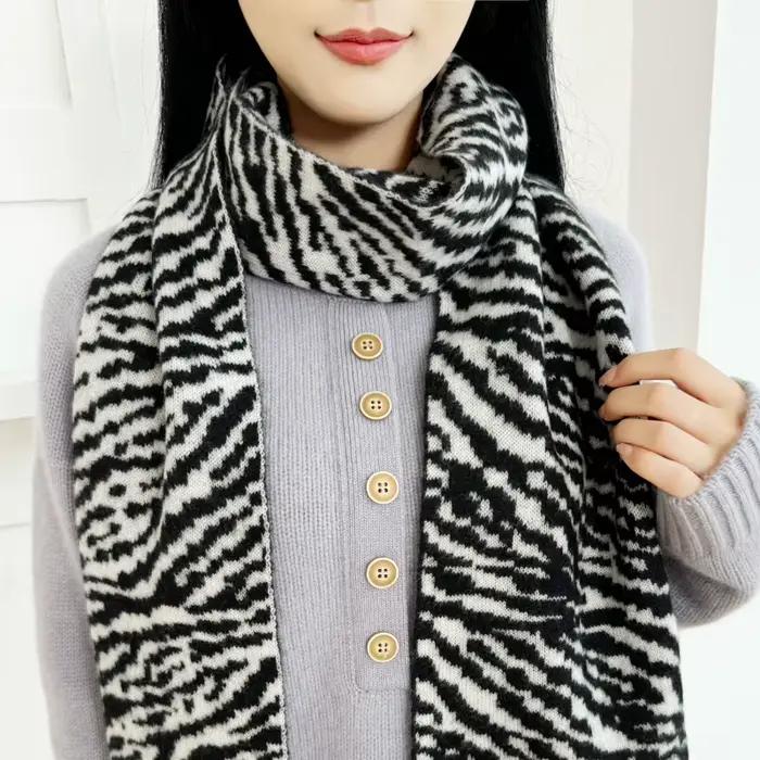 Echarpe en cachemire pur pour femme, motif zebre, chale chaud pour le cou, confortable, nouvelle collection automne Alashan occassions speciales shopping soirée