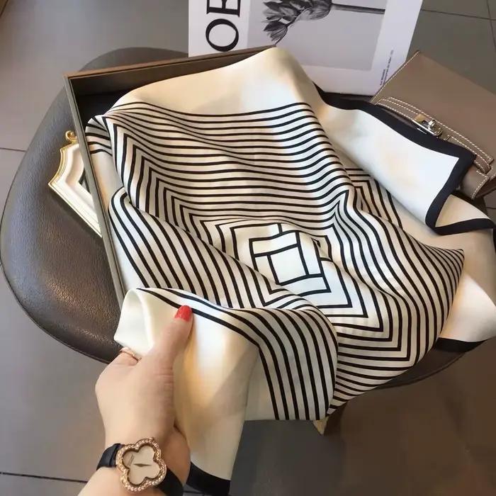 Foulard en soie rayé noir et blanc pour femmes design simple soie de mûrier multifonction pour quatre saisons occaions décontractées à offrir