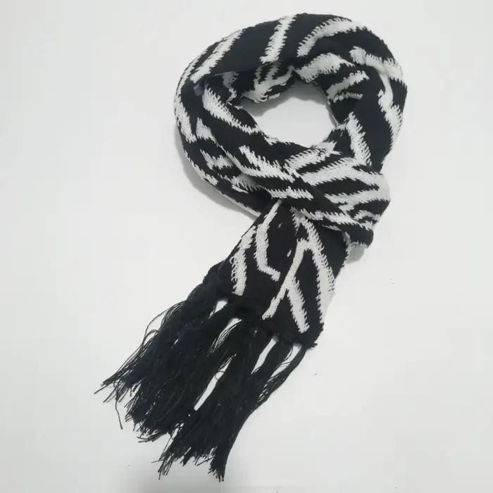 Écharpe zèbre en acrylique pour femme, design luxueux, hiver, décontracté, longueur généreuse, pompons élégants, tricoté