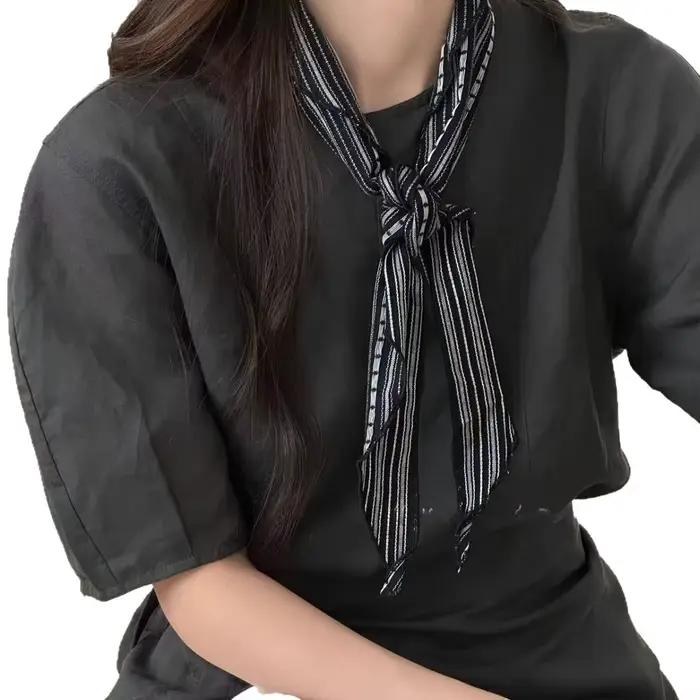 Écharpe en soie rayée noire et blanche artistique pour femme