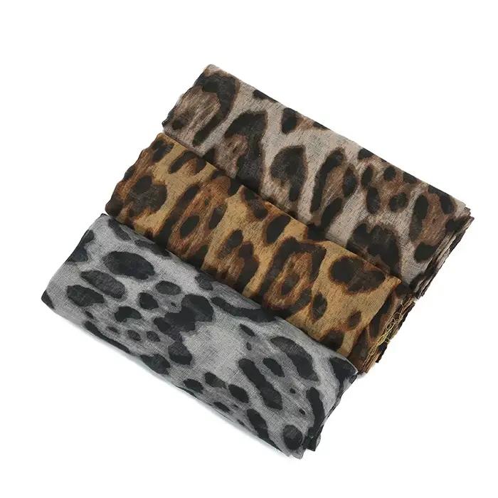 Foulard léopard imprimé bohème style batik doux léger pour femme adaptatif aux vêtements de plein air et déplacements quotidiens