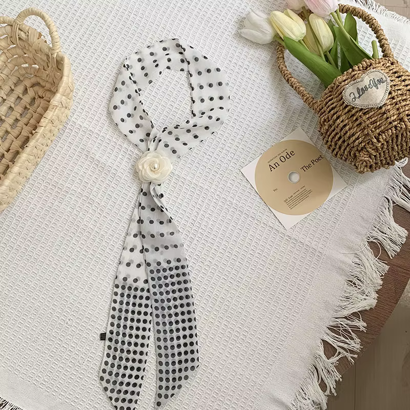Écharpe longue détachable avec accents roses ; pour femmes, style bandana léger et polyvalent, pour
