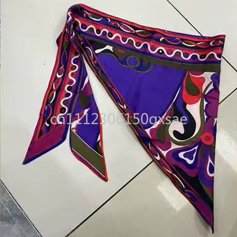 Foulard rose pour femme au design tendance avec logo signature de créateur, accessoires vestimentair