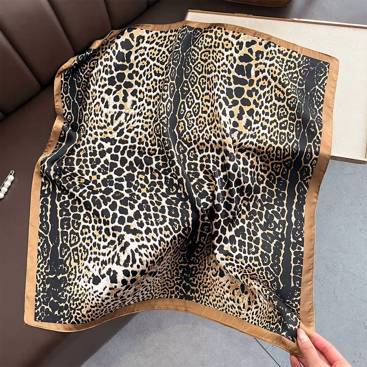Nouveau Foulard Carré Imprimé Léopard 2026 pour Femme – Bandeau en Satin Doux, Écharpe de Cou, Acces