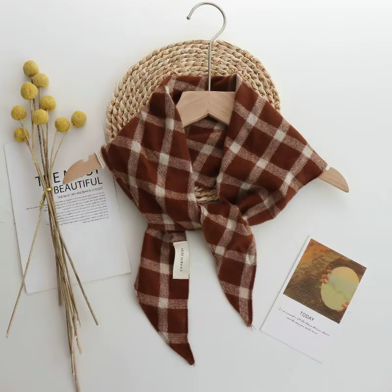 Écharpe triangulaire tricotée à carreaux tendance ; Châle multifonctionnel haut de gamme et foulard 