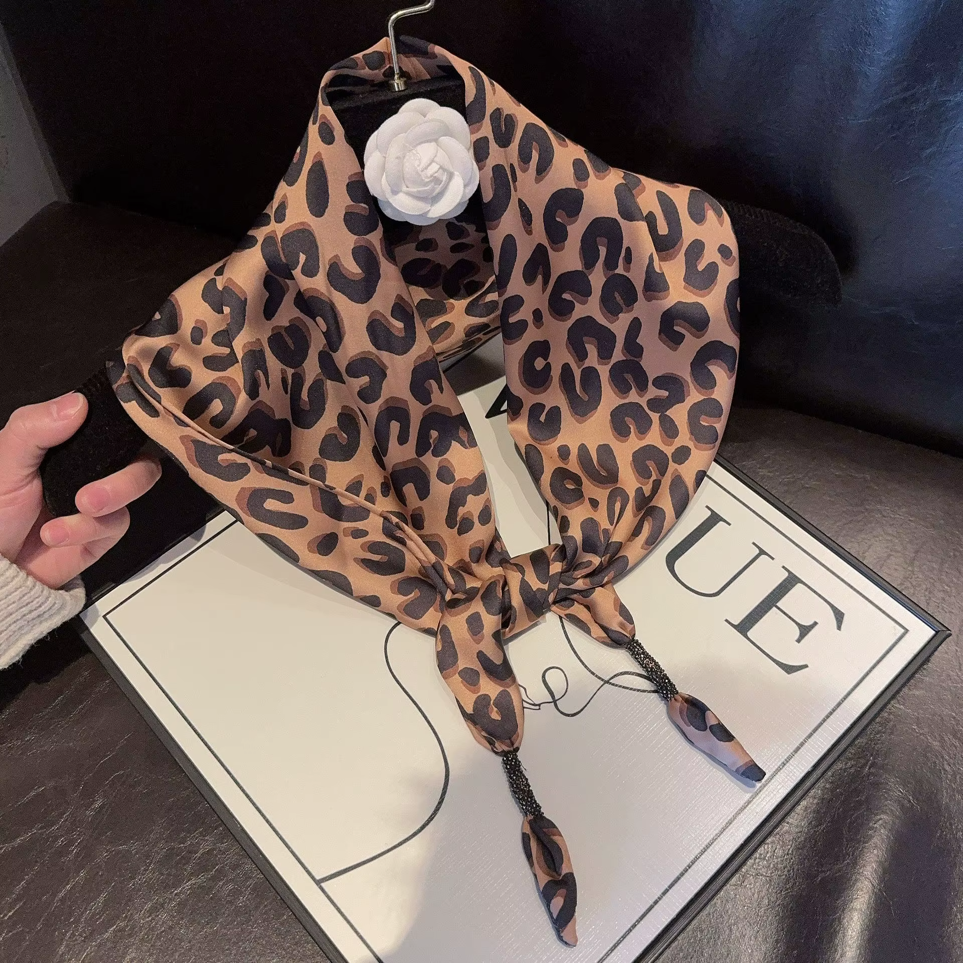 Foulard triangulaire en soie imprimé léopard pour femme, châle de voyage de luxe, bandeau doux en sa