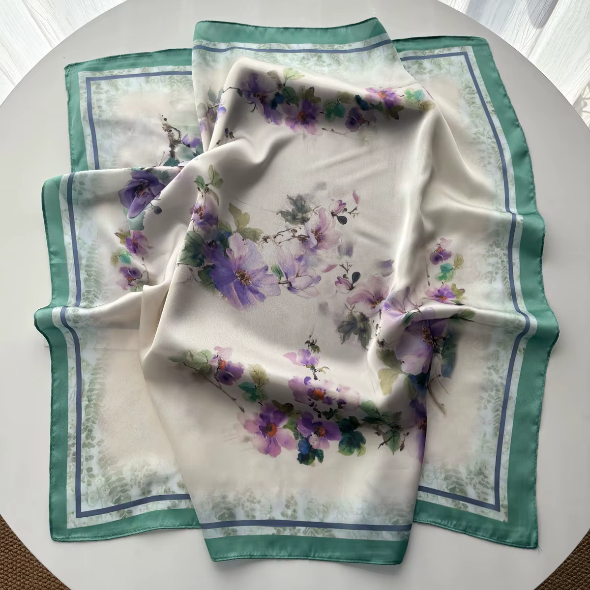 Foulard carré élégant pour femme en imitation soie à motif floral, bandana, écharpe, bandeau et cach