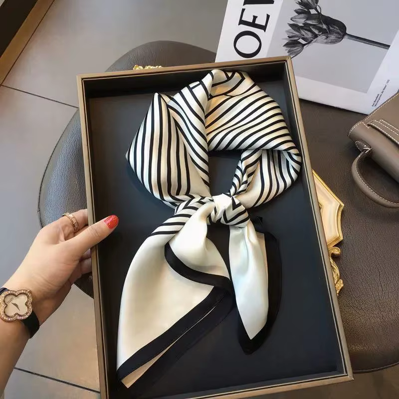 Femmes version coréenne de rayures simples brocart forgeage 70 cm petite écharpe carrée foulard foul