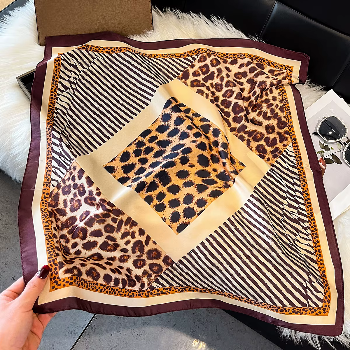 Foulard carré en soie satinée imprimé léopard 70 cm pour femme – Écharpe de créateur, bandeau, hijab