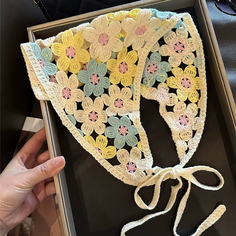 Foulard chic avec fleurs au crochet et bandeau triangle cerise de style français