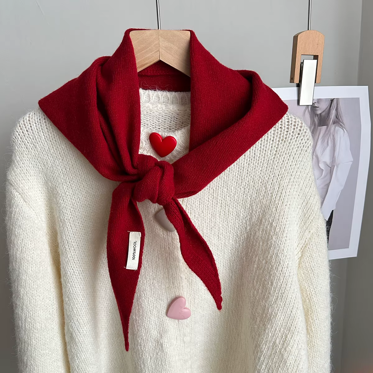 Une écharpe triangulaire tricotée en laine de couleur unie pour femme, peut être portée comme faux c