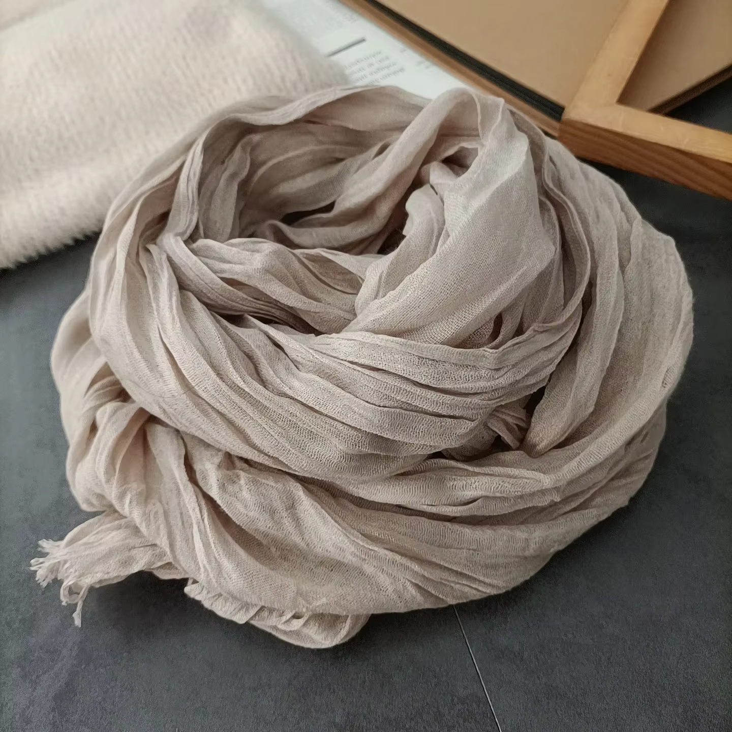 Écharpe pour femme à texture littéraire, plissée, longue et fine, à bords bruts, simple et polyvalen