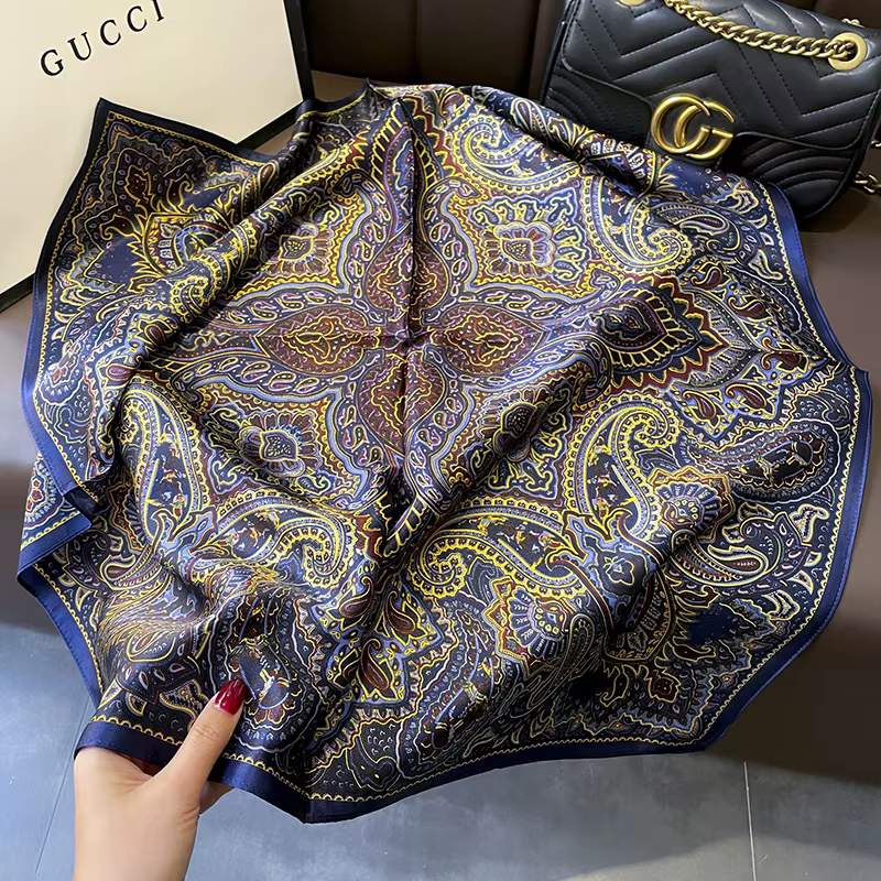 Nouveau Foulard Carré en Soie Bleu à Motifs Floraux 68cm, en Soie de Mûrier, Idéal pour l'Extérieur 