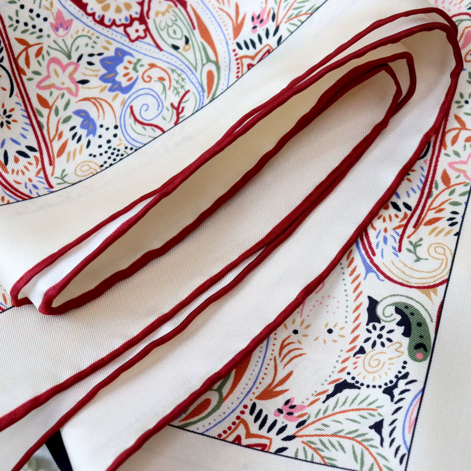 Foulard carré en soie pour femmes