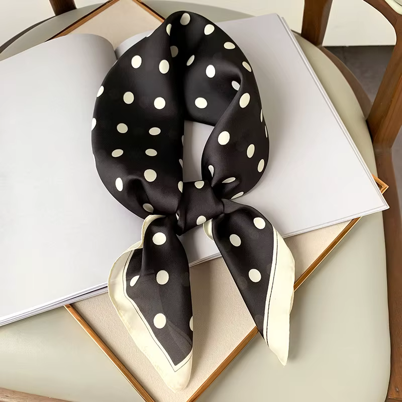 Écharpe carrée à pois pour femme