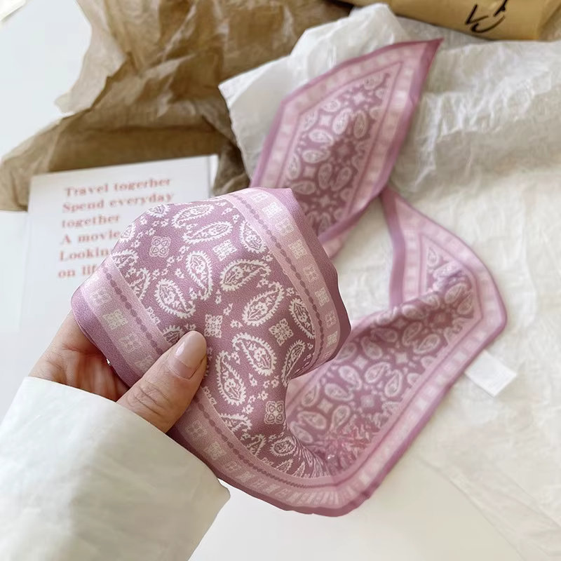 Écharpe en soie à motif de fleurs de cajou