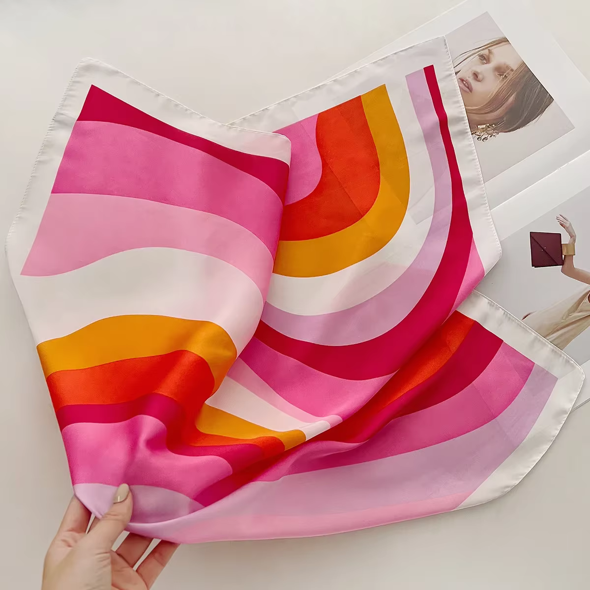 Écharpe carrée imprimée rayée en imitation soie pour femmes