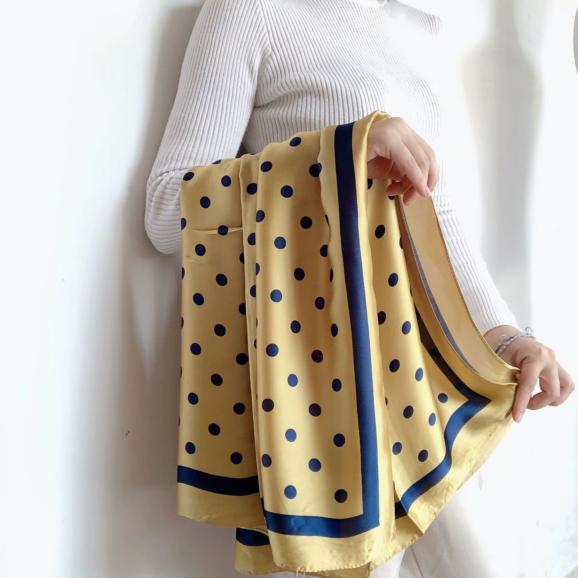 Foulard carré en soie à pois pour femmes