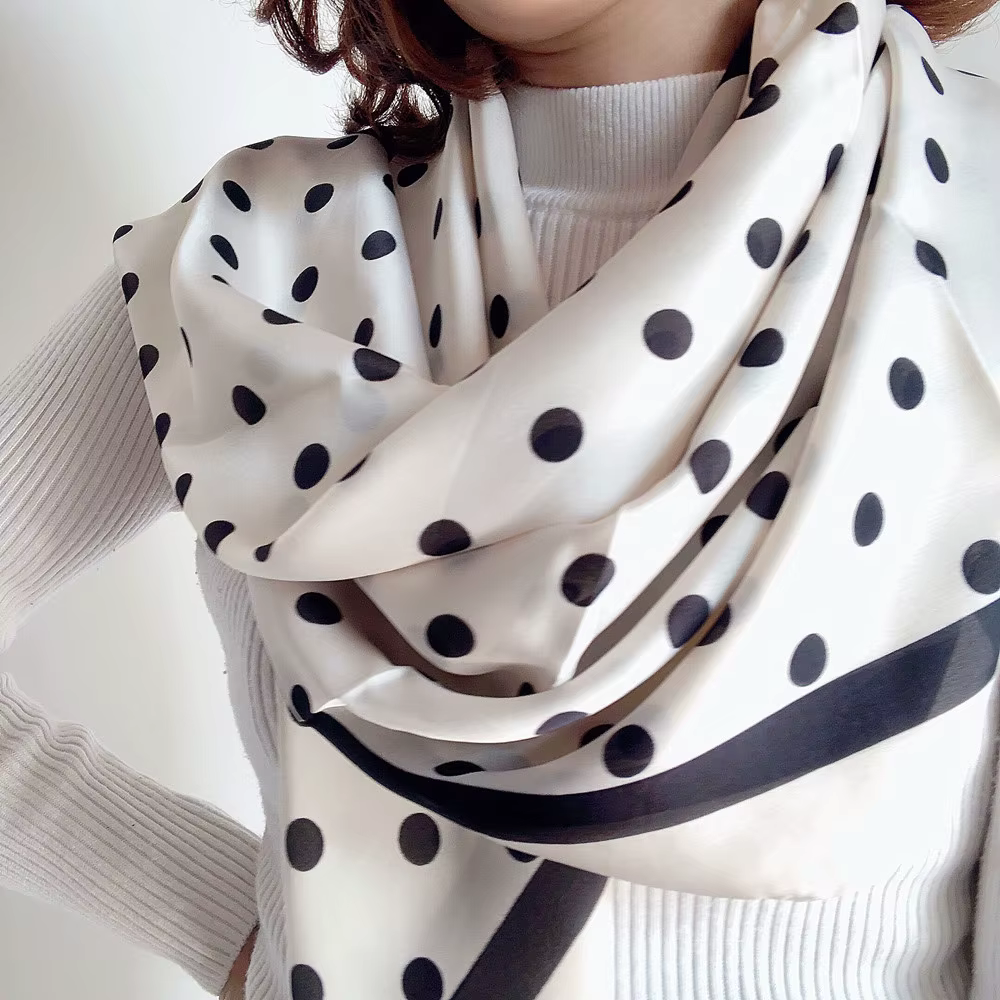 Foulard carré en soie à pois pour femmes
