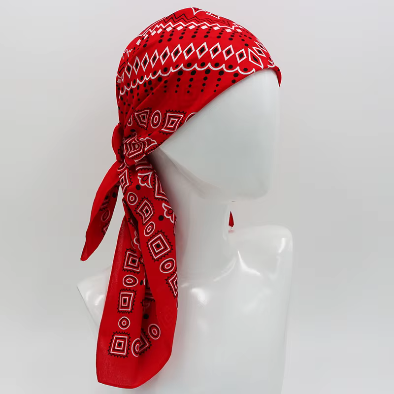 Écharpe carrée rouge à motifs géométriques