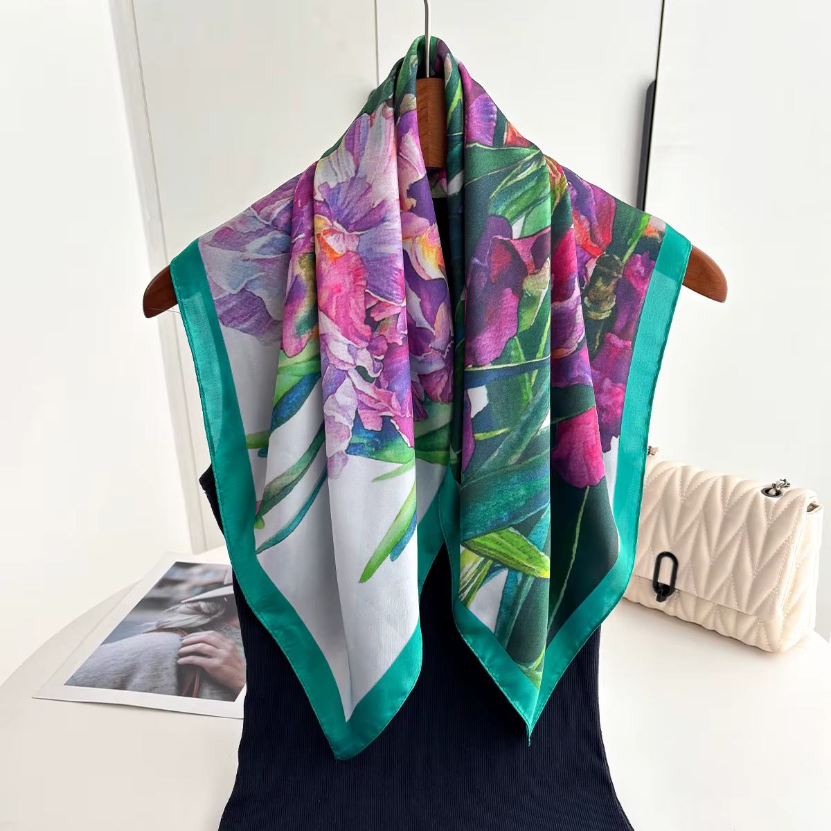 Foulard carré élégant pour femme en imitation soie à motif floral