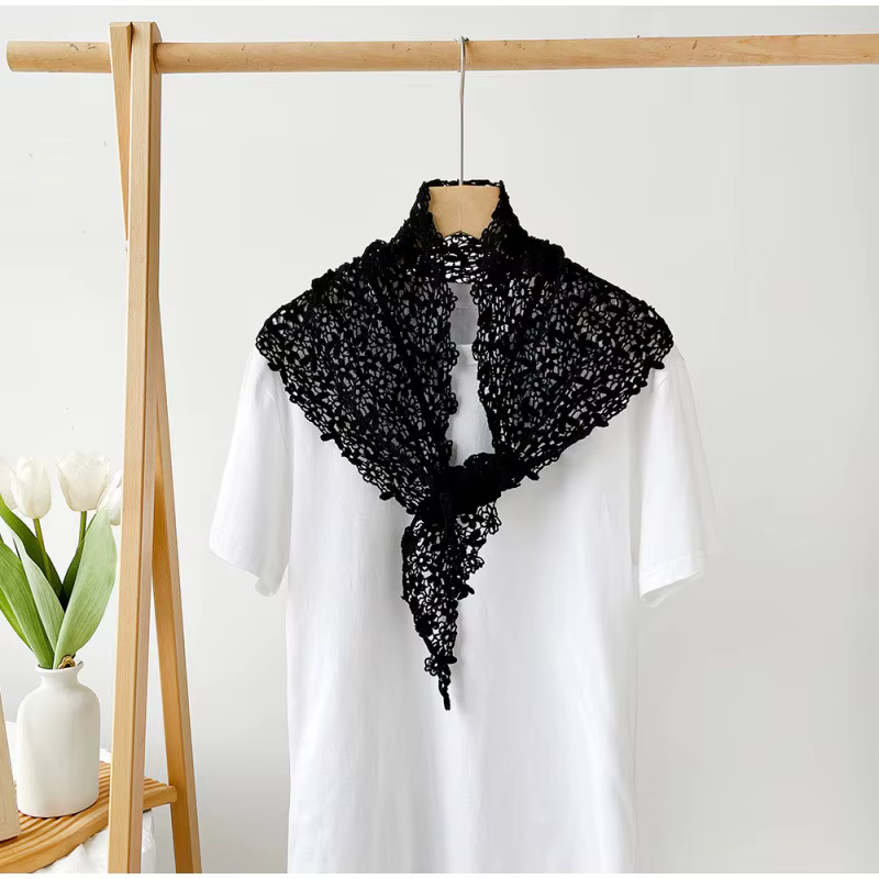 Écharpe triangulaire en dentelle au crochet