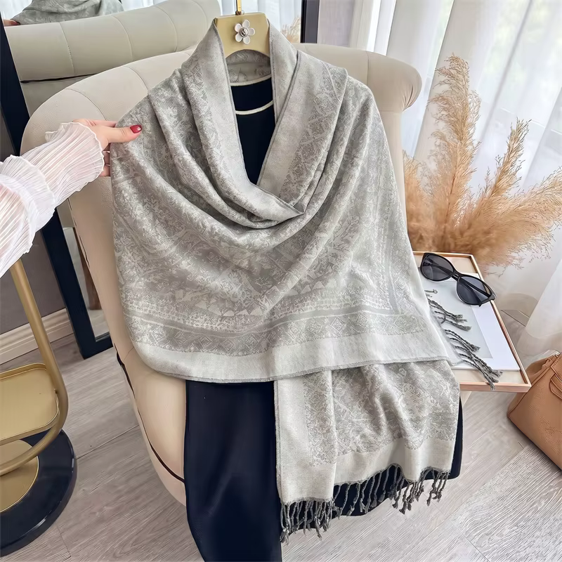 Écharpe Jacquard Gris Clair à Motif Paisley pour Femme, Châle Doux à Pompons, Élégante pour l'Automne et l'Hiver, Idéale pour le Bureau, les Trajets Quotidien, les Voyages, ou comme Cadeau