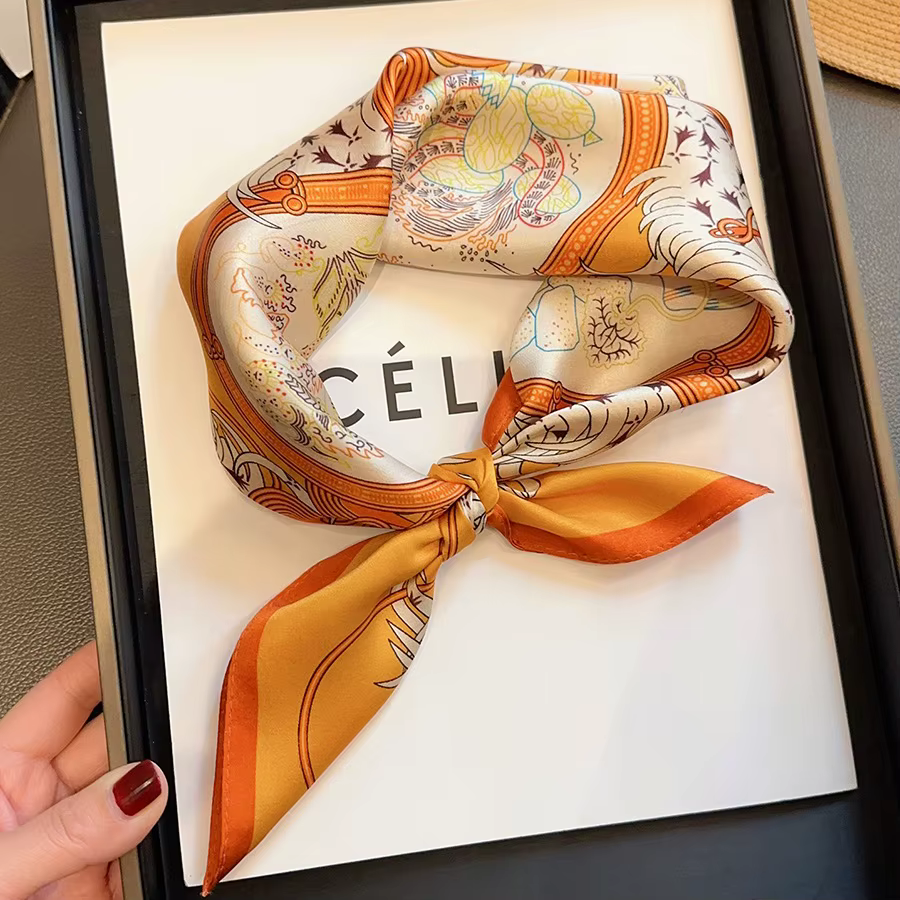 Nouvelle collection printemps : Foulard carré en soie orange pour femme