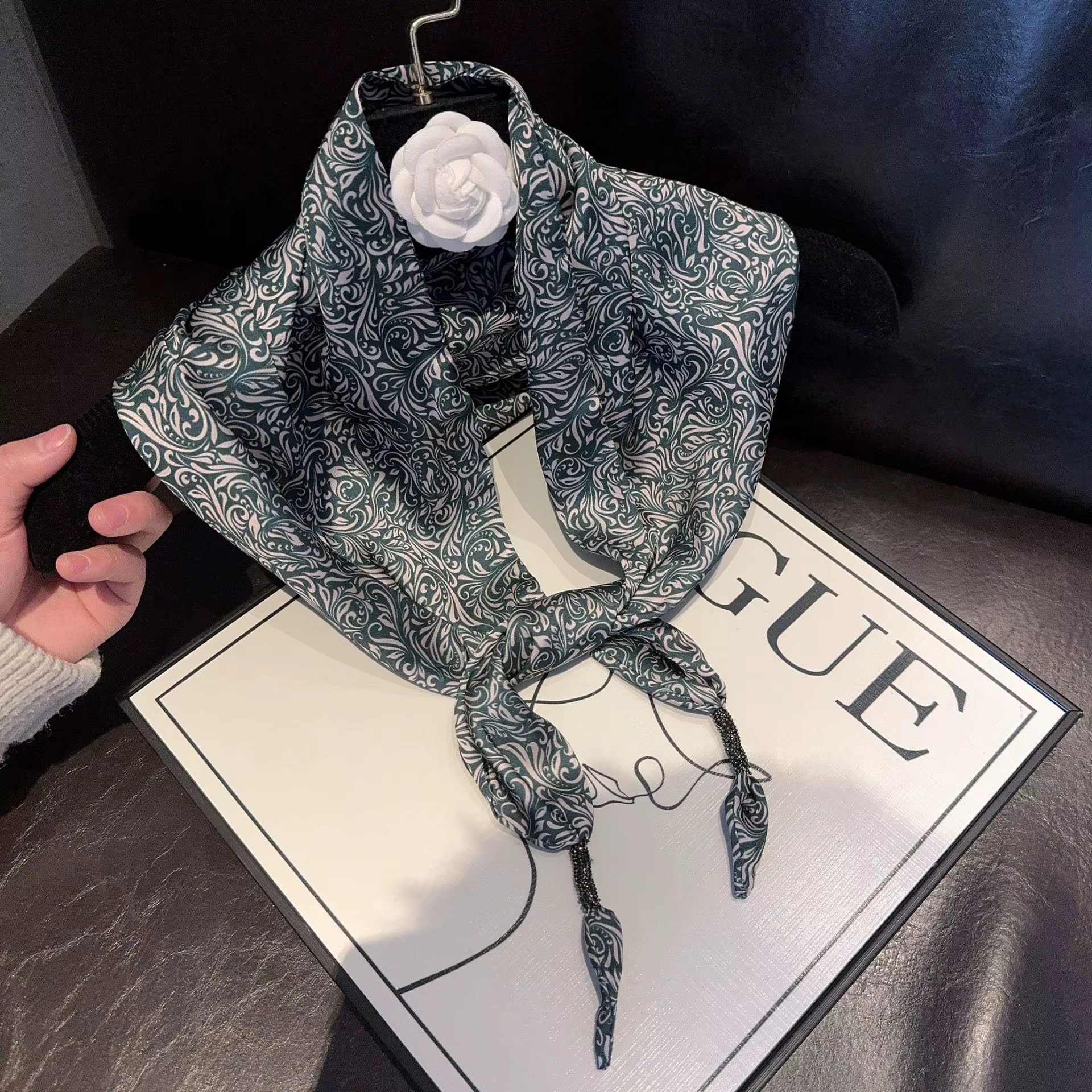 Foulard triangulaire en soie imprimé léopard pour femme