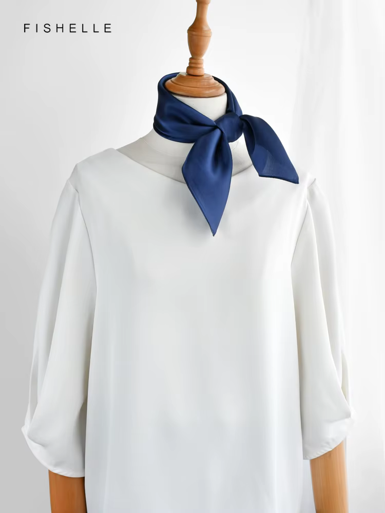 Foulard carré en soie bleu marine pour femmes