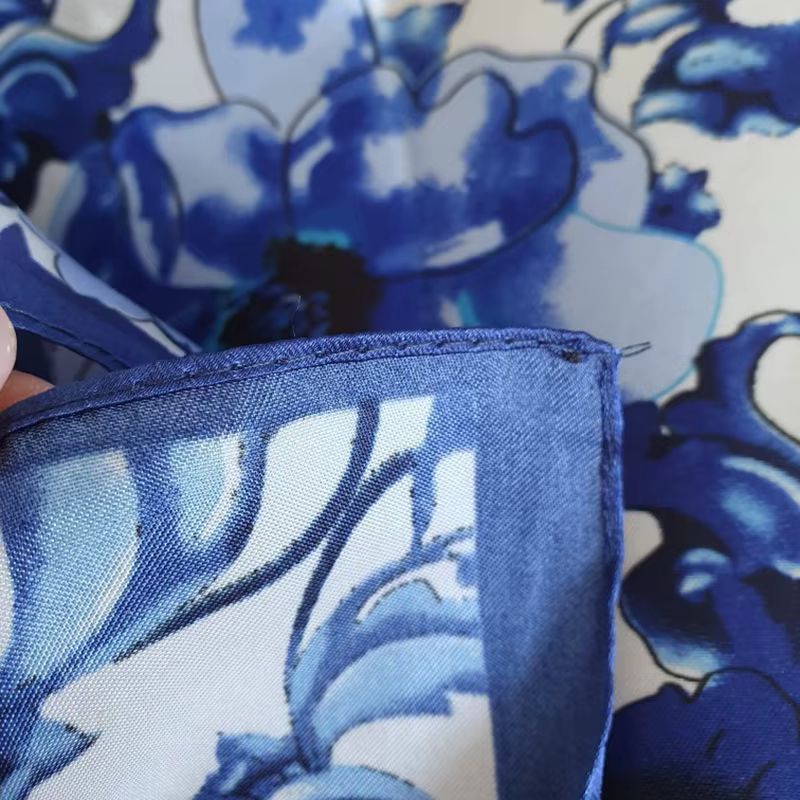 Foulard bleu et blanc pour femmes