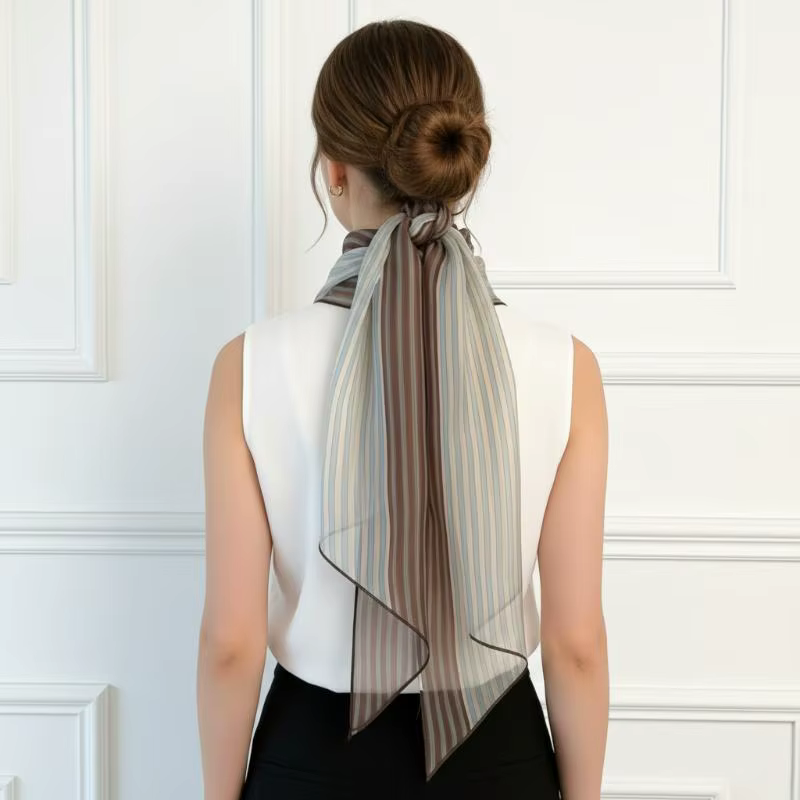 Écharpe en soie rayée pour femme