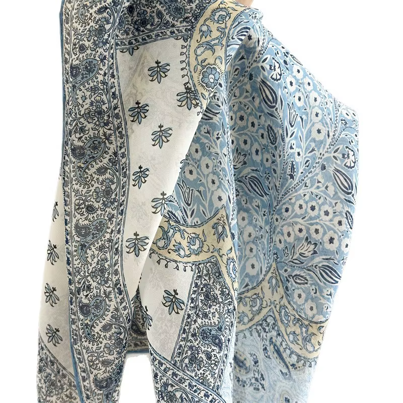 Foulard en soie à bords roulés à la main
