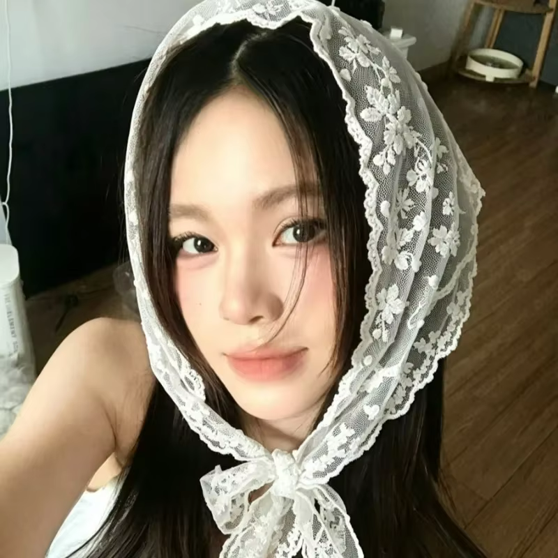 Foulard triangulaire en dentelle