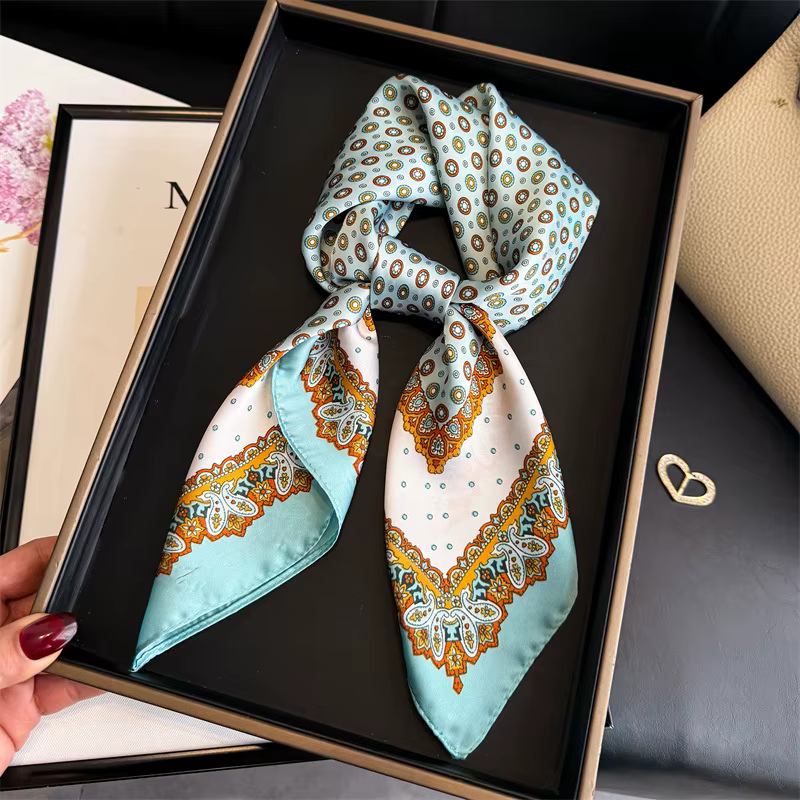 Foulard carré en soie au design rétro pour femme